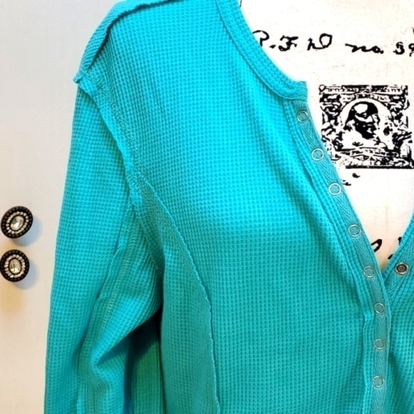 Womens REVERSE STITCH Vneck Turquoise textured Snap button Top Sz.XL - Picture 2 of 3